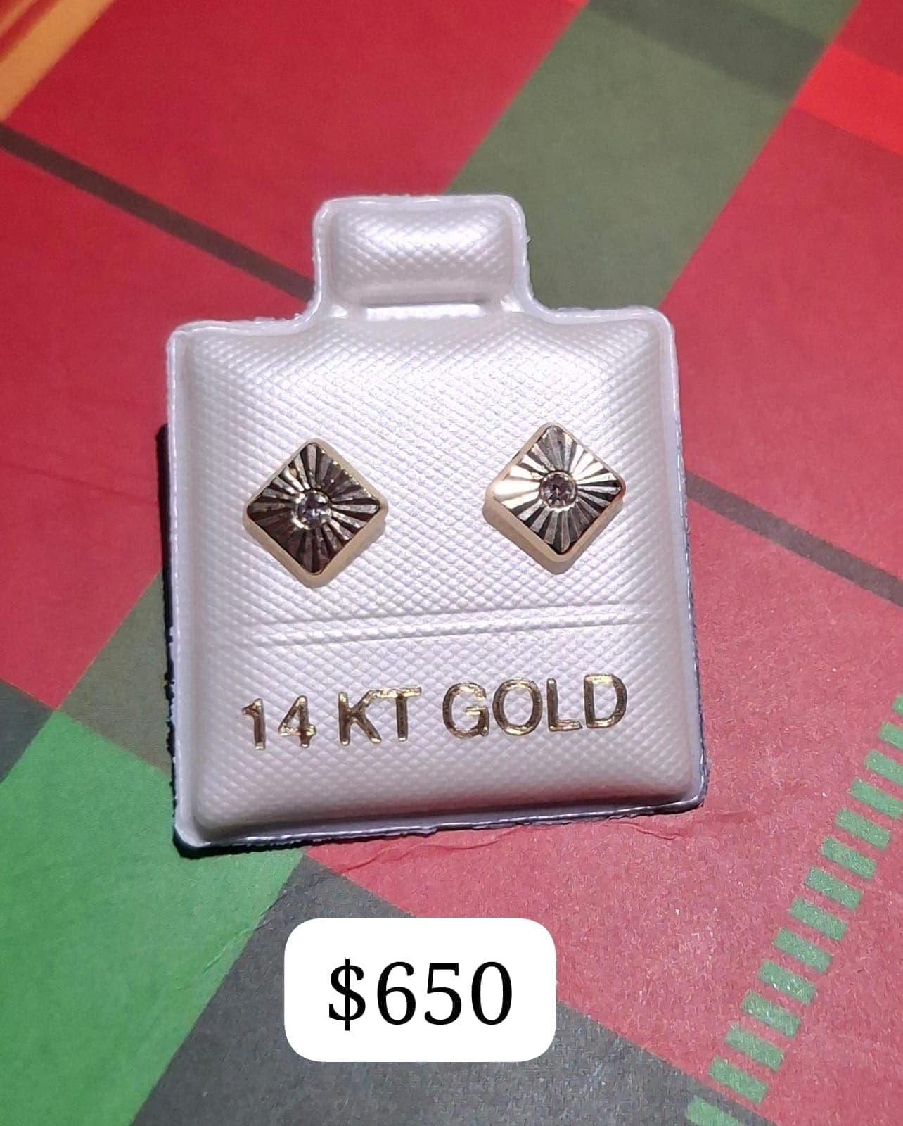 Aretes de oro de 14K cuadrados con diseño de rayos