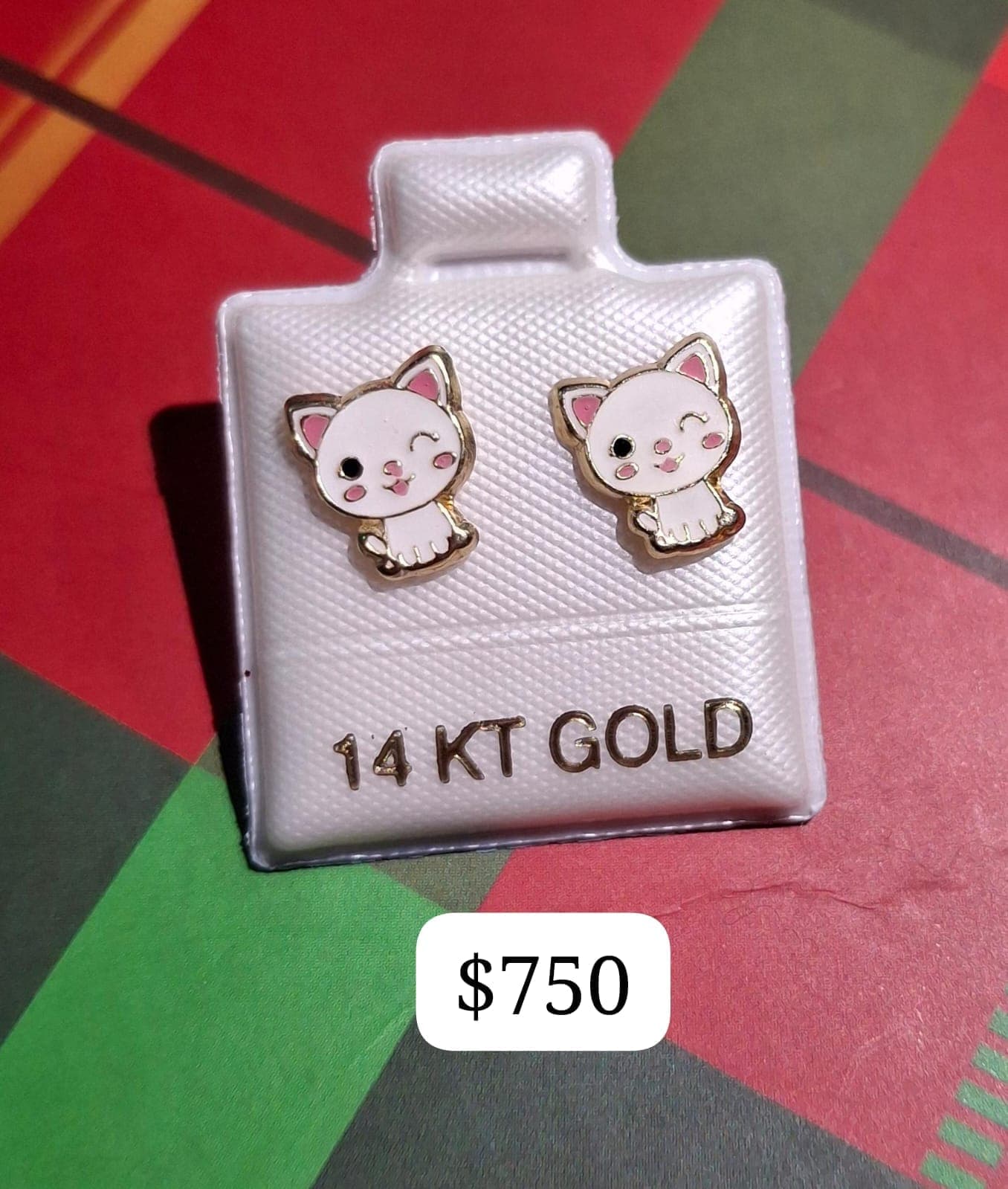Aretes de gato blanco con detalle rosa