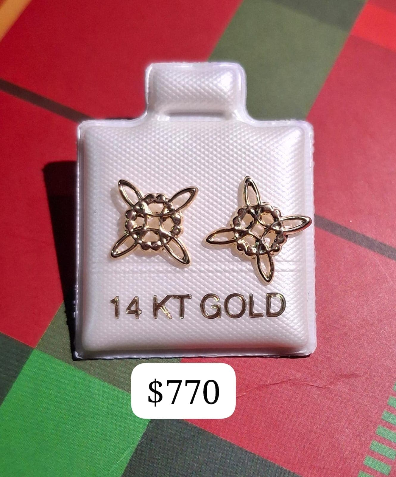 Aretes de oro de 14 quilates con diseño de flor calada